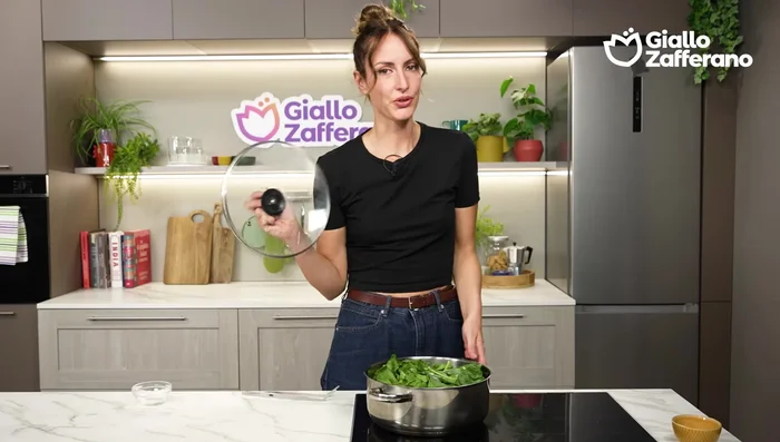 Scolare gli spinaci e farli raffreddare su un colino per eliminare l'acqua in eccesso.
