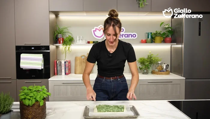 Girare lo strudel e sigillare bene i bordi.