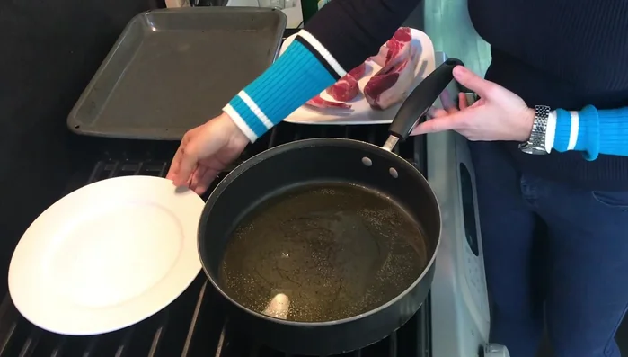 Scaldare l'olio in una padella con l'aglio (113.13). Se necessario, spostare la padella su un fuoco più potente (118.56).