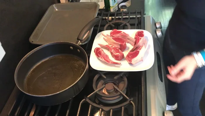 Aggiungere altro olio in una teglia da forno (124.35).