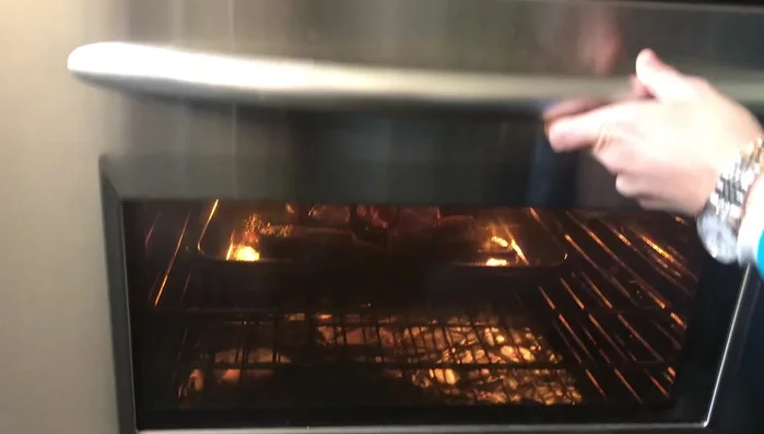 Nel frattempo, preparare la salsa all'avocado (259.79). Tagliare l'avocado a cubetti (315.22) e schiacciarlo per formare una crema (336.849).