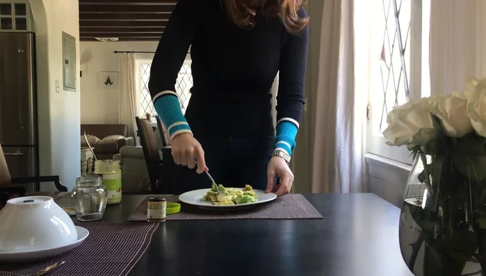 Mescolare la crema di avocado con maionese, aglio in polvere e sale (360.36).