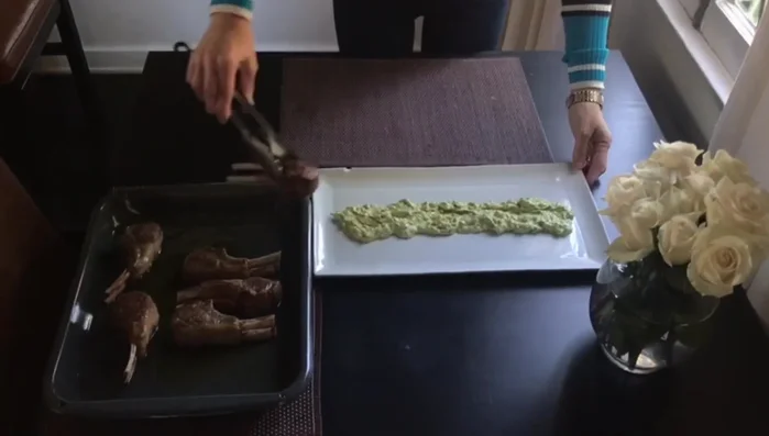Impiattare le costolette con la salsa all'avocado (461.699).