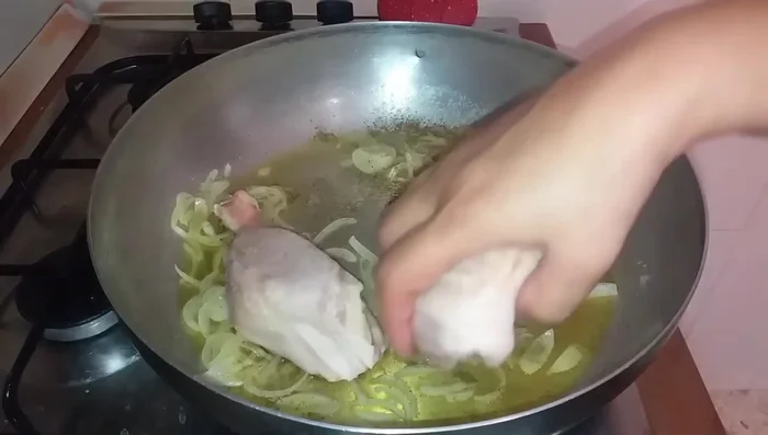Aggiungere il pollo e farlo rosolare da entrambi i lati. (106.4)