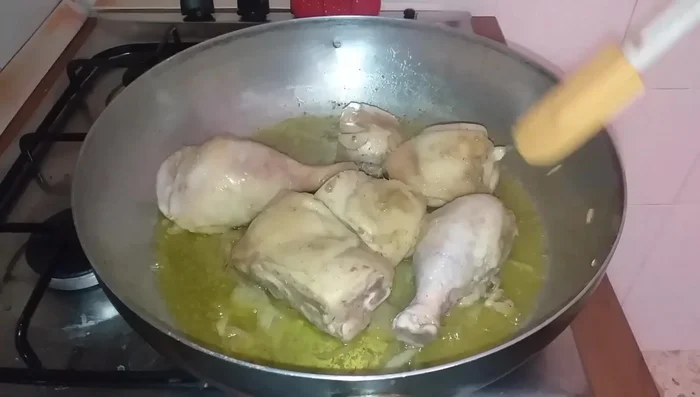 Sfumare con il vino bianco, coprire e lasciare evaporare leggermente creando una crema. (132.17)