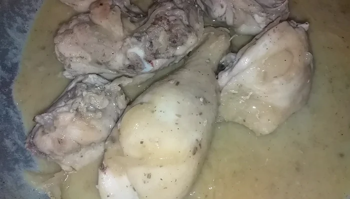 Aggiungere i piselli e continuare a cuocere a fuoco lento. (158.91)