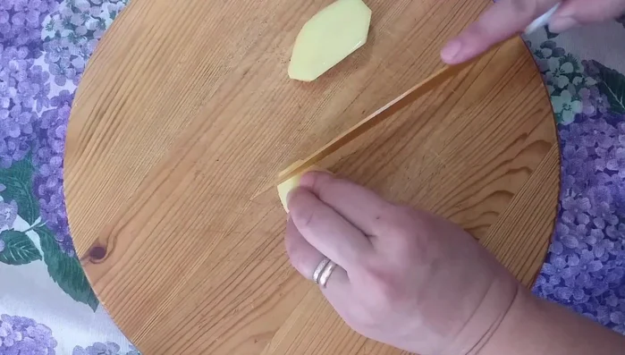 Tagliare le patate a spicchi e metterle da parte. (39.94)