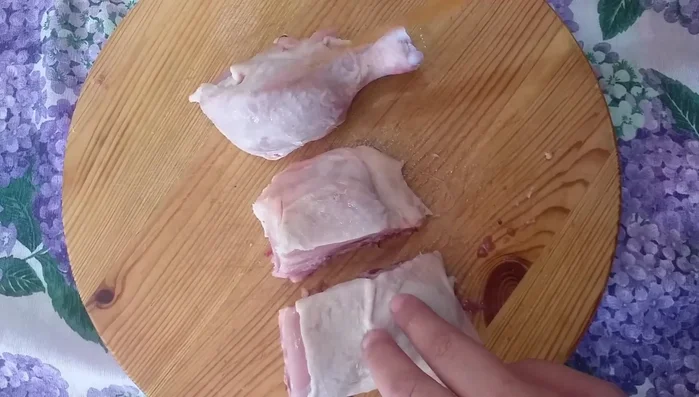 Tagliare le cosce di pollo in tre pezzi. (69.53)
