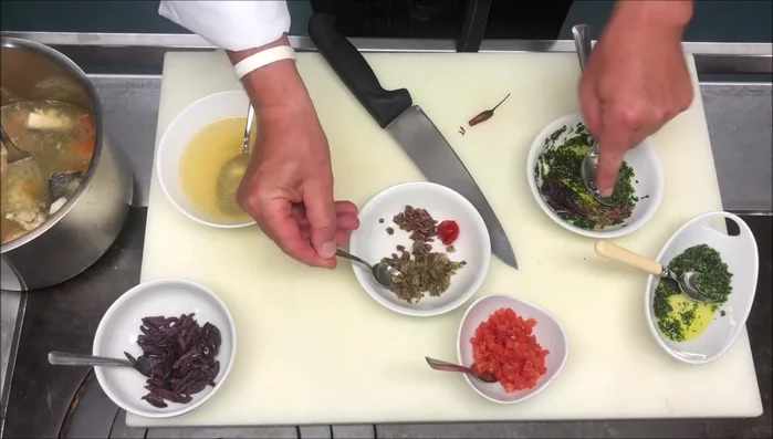 Preparare la salsa emulsionando in una ciotola il brodo di pesce filtrato con acciughe tritate, capperi tritati, olive di Gaeta tritate grossolanamente e un pizzico di pomodoro.