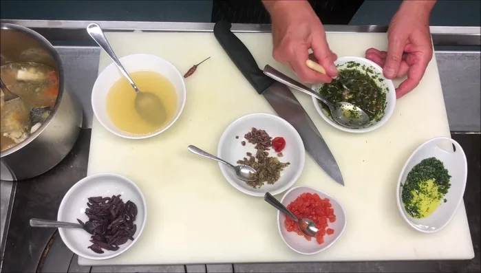 Assaggiare la salsa e aggiustare di sale se necessario.