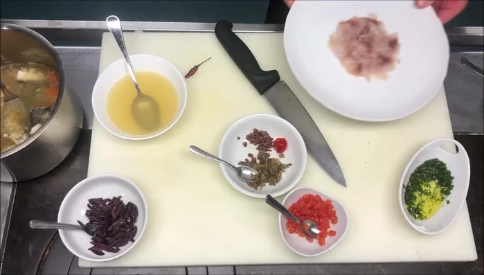 Disporre i filetti di pesce bianco su una teglia da forno leggermente oliata, salare leggermente e aggiungere un giro d'olio extravergine di oliva.