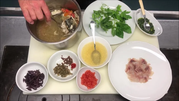 Preparare un brodo di pesce con aromi (sedano, carota, cipolla).