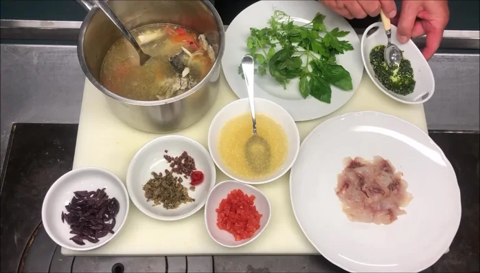 Tritare finemente prezzemolo, basilico e origano e metterli sott'olio per evitare l'ossidazione.