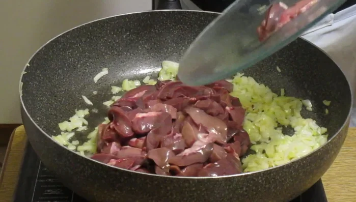 Aggiungere i rognoni al sughetto e cuocere fino a quando non saranno cotti e avranno un colore rosato.