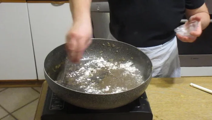 Se necessario, aggiungere un po' di farina per addensare la salsa.