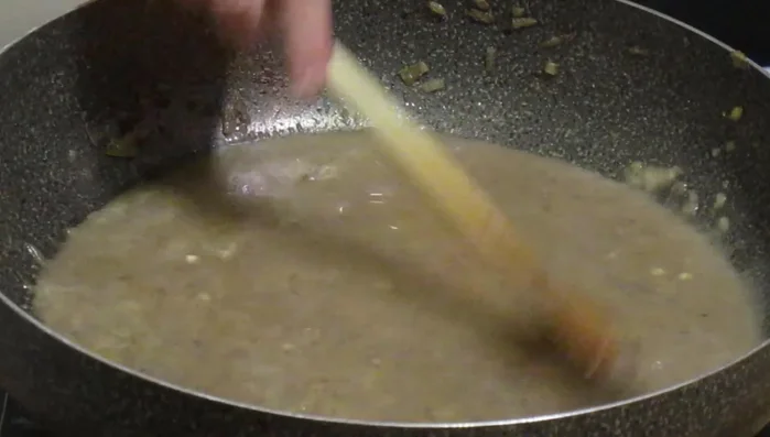 Lasciare cuocere fino a quando la salsa si sarà ristretta.