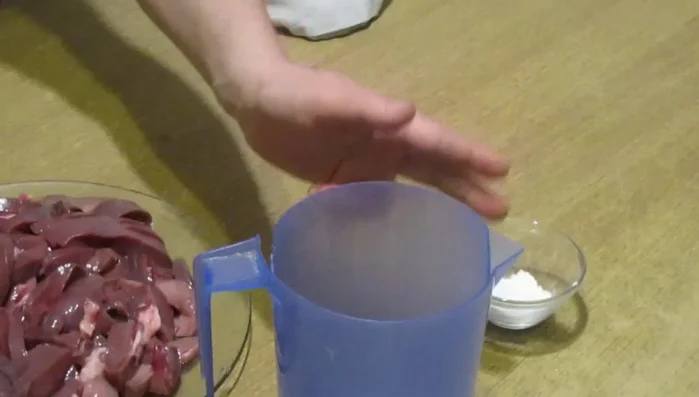 In una padella, preparare il sughetto: soffriggere la cipolla, aggiungere la farina, l'acqua (o il brodo), l'aceto, il vino bianco, il succo di limone, sale e pepe.