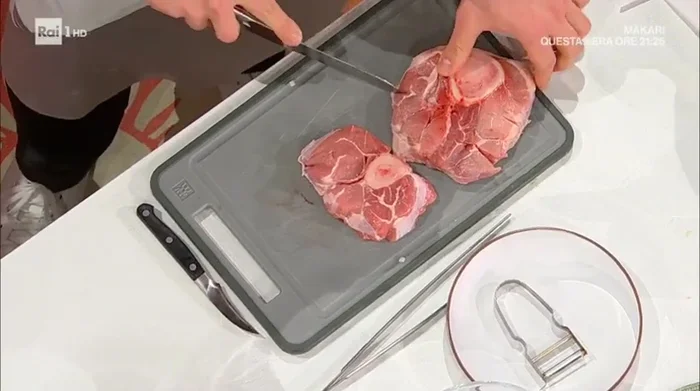 Incidere gli ossibuchi per evitare che si arricciano durante la cottura. [134.12]