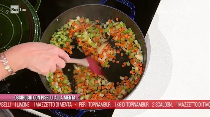 Unire gli ossibuchi rosolati al fondo di cottura nella pentola a bordi alti. [157.609]