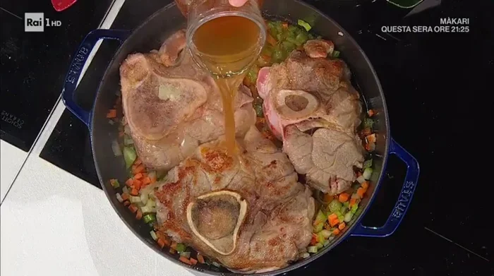 Sfumare con del vino bianco (se desiderato) e aggiungere il brodo di carne. [371.3]