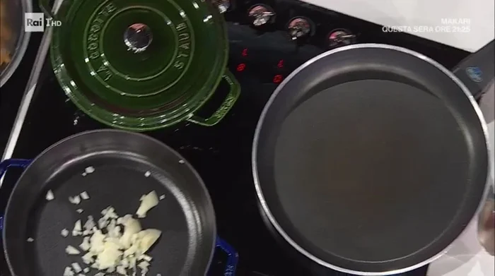 Preparare il fondo di cottura: rosolare in una padella con olio, cipolla, sedano e carote tritati finemente. [85.28]