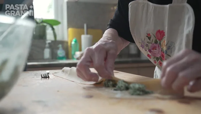 Stendere la pasta e preparare i tortelli: Stendere la pasta sottile. Disporre dei mucchietti di ripieno sulla sfoglia, coprire con un'altra sfoglia e sigillare bene i bordi (326.52, 336.8). Tagliare i tortelli (342.72).