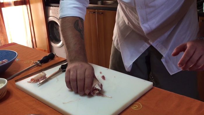 Arrotolare il pollo e chiudere con uno stecchino.