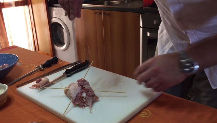 Aggiungere un po' di sale e olio in una padella e riscaldare.