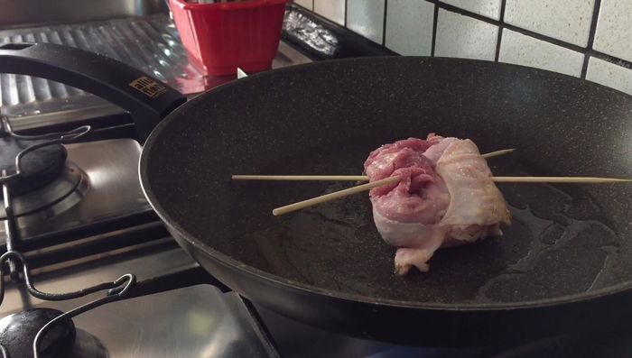 Soffriggere il pollo fino a doratura uniforme.