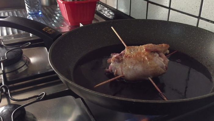 Lasciare cuocere il pollo (il tempo di cottura varia, controllare la cottura).