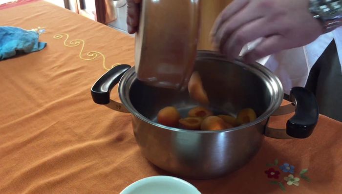 In un pentolino, mettere le albicocche e lo zucchero.