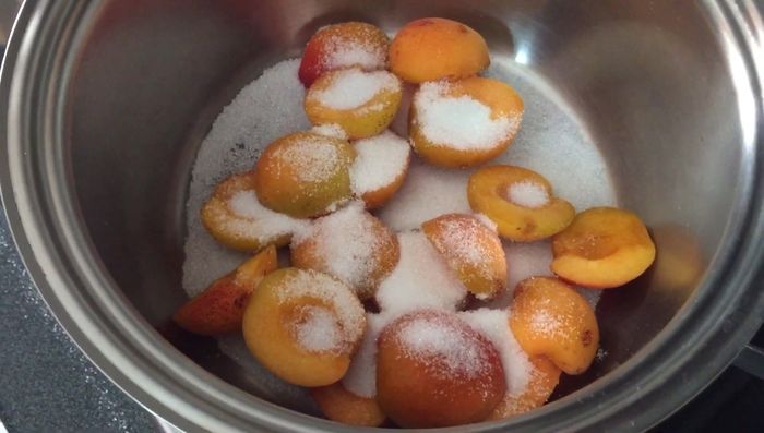 Cuocere sul fuoco per preparare la marmellata di albicocche.