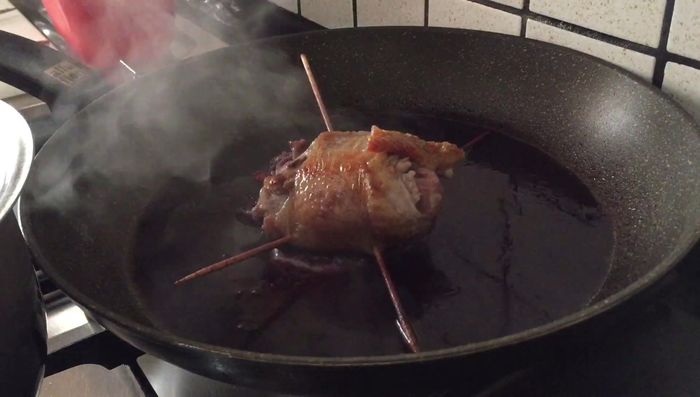 Controllare la cottura del pollo.
