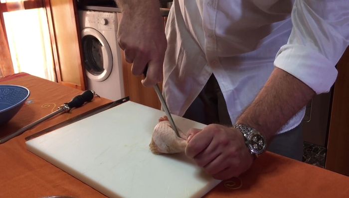 Tagliare il pollo lungo per togliere il rosso.