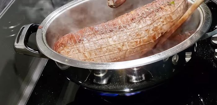 Aggiungere il vino e far sfumare per circa 15 minuti, rigirando di tanto in tanto.