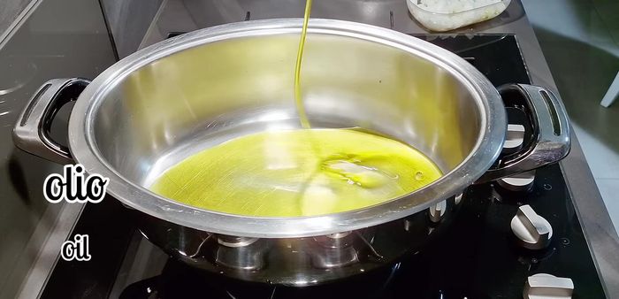 Soffriggere in abbondante olio extravergine di oliva le cipolle.