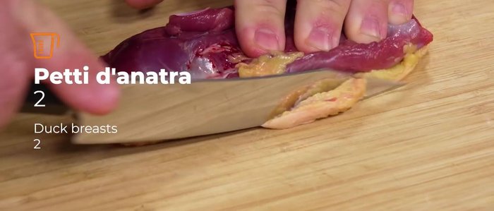 Preparare il petto d'anatra: rimuovere il grasso in eccesso.