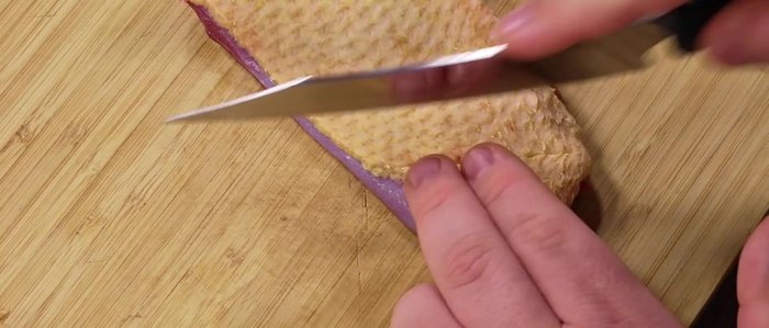 Incidere la pelle del petto d'anatra a piccole strisce, senza tagliare la carne.