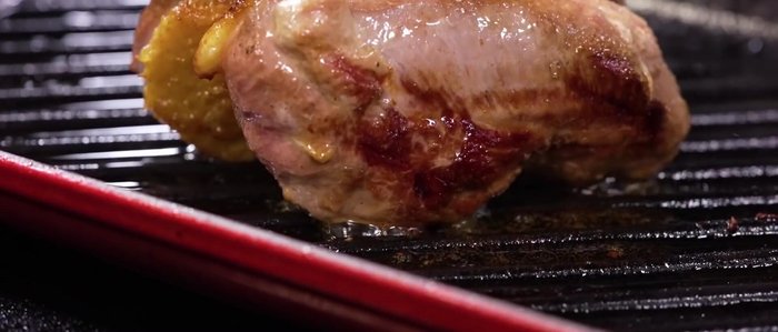 Infornare i petti d'anatra in forno statico a 200 gradi per 4 minuti.