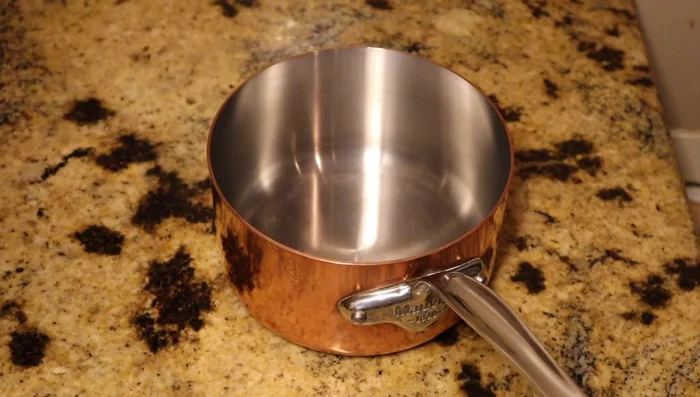 Prepara la salsa: inizia con lo sciroppo di more (ricetta disponibile nel link del video).