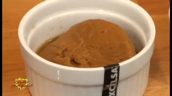 Preparare il fondo di piccione usando le carcasse del piccione, cuocendo per 4-5 ore e legando con la maizena.