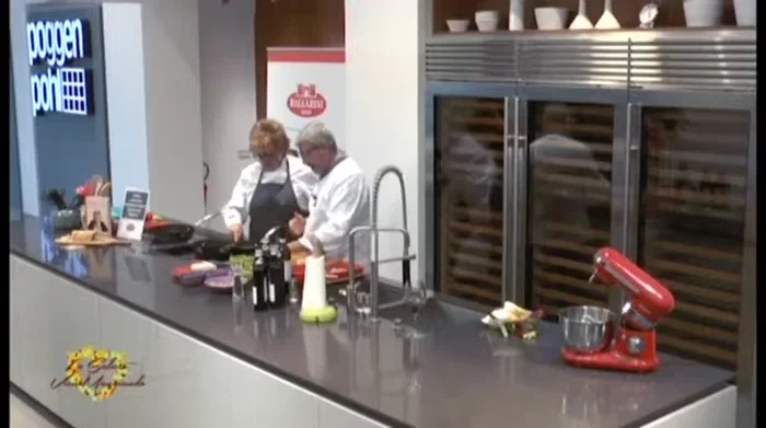 Preparare la crema di frattaglie (fegato, cuore, rognone, polmoni) scottandola in padella, fiammando con cognac e cuocendo con brodo vegetale. Frullare.