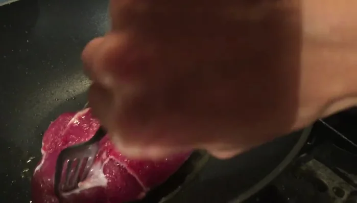 Quando l'anatra è ben dorata dalla parte della pelle, giratela.