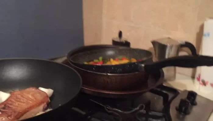 Aggiungete la cipolla, uno spicchio d'aglio, salvia, rosmarino e timo.