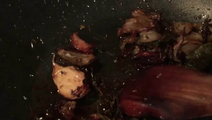 Nel frattempo, con le spezie rimanenti nella padella, create una riduzione aggiungendo un cucchiaio di miele e aceto balsamico. Fate cuocere la salsa per un paio di minuti.