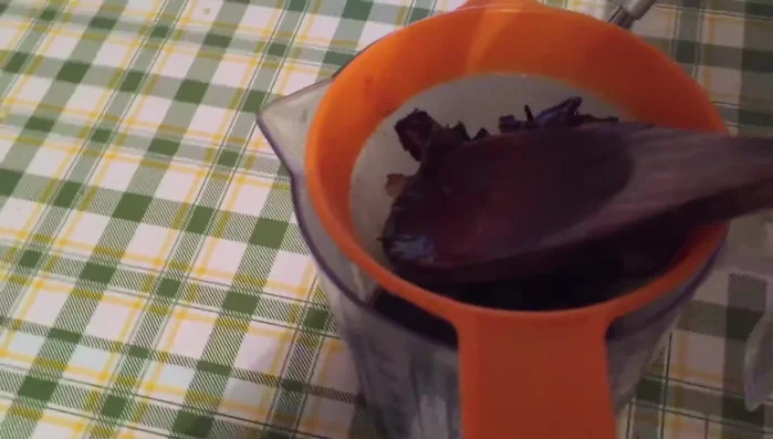 Versate la salsa con le spezie sull'anatra.