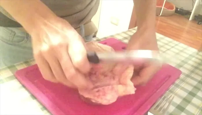 Prendete l'anatra e rimuovete eventuali pezzi di pelle o grasso in eccesso.