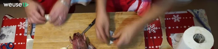 Inserire le prugne avvolte nel lardo all'interno dei colombacci, aggiungendo rametti di rosmarino e foglioline di salvia.