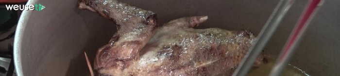 Sfumare con il vino bianco, lasciando evaporare l'alcol.