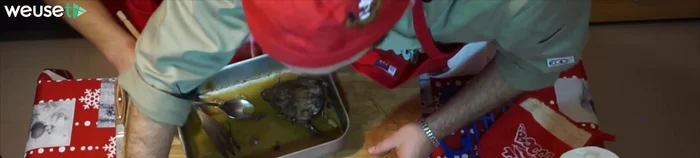 Servire con un cucchiaio di sughetto di cottura.